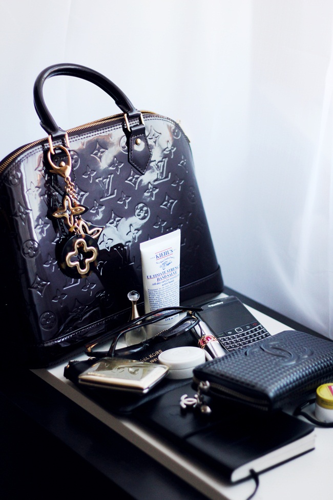 What's in my bag? Louis Vuitton Alma BB edition 